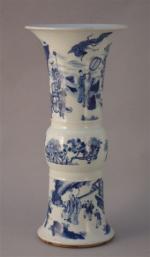 VASE de forme "yenyen" en porcelaine blanche décorée en bleu...