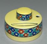 ENCRIER en porcelaine forme boîte cylindrique portant un encrier avec...