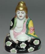 ENCRIER en porcelaine d'un bouddha assis en position du lotus...