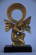 PORTE-MONTRE en bronze représentant une femme drapée agenouillée, à son...