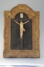 CRUCIFIX. Le Christ en ivoire sur croix en bois noirci....