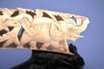 DEUX DEFENSES d'éléphant d'Asie, en ivoire sculpté, représentant 11 et...