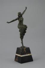 Paul PHILIPPE (1870-1930)Danseuse orientale. Bronze à patine verte. Socle en...