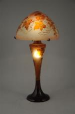 GALLÉ  LAMPE en verre multicouches à décor ambre et...