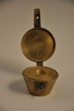 6 POIDS à godets en bronze. XVIII-XIXème. Diam. 4 cm...