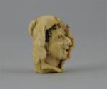 POMMEAU de CANNE en ivoire sculpté figurant une tête encapuchonnée,...