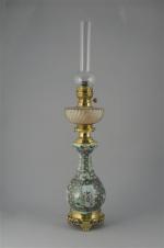 LAMPE A PETROLE. Porcelaine chinoise, verre, bronze.