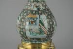 LAMPE A PETROLE. Porcelaine chinoise, verre, bronze.