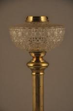 LAMPE À HUILE SUR COLONNE en bronze doré et verre...