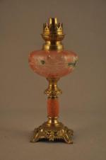 Petite LAMPE À HUILE en bronze et verre teinté rose,...