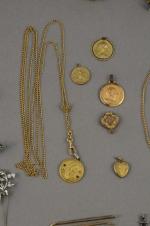 LOT de bijoux en métal doré et fantaisie : COLLIERS,...