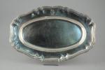SUITE DE TROIS PLATS ovales en métal argenté de style...