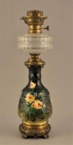 LAMPE À PÉTROLE "CARAFE" en céramique impressionniste, à décor en...