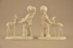 ALLEMAGNE. Deux figurines à l'ENFANT NOURISSANT UN FAON en porcelaine...