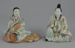CHINE ou JAPON. DEUX STATUETTES en porcelaine polychrome et or...