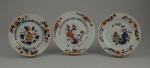 IMARI. Trois ASSIETTES en porcelaine à décor floralXVIII-XIXème.Diam. 22,5 et...