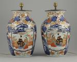 IMARI, Japon, XIX/XXème. PAIRE de VASES en porcelaine à décor...