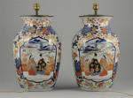 IMARI, Japon, XIX/XXème. PAIRE de VASES en porcelaine à décor...