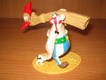 "Asterix"OBÉLIX PORTANT LA FIGURE DE PROUE DU NAVIRE DES PIRATES....