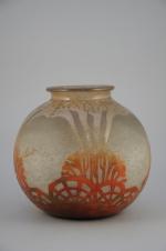 CHARDER.Vase boule en verre à décor stylisé, dégagé à l'acide,...