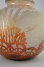 CHARDER.Vase boule en verre à décor stylisé, dégagé à l'acide,...
