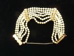 BRACELET composé de six rangs de perles de culture, orné...