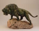 Prosper LECOURTIER (1851 - 1924)Lion rugissant sur un rocher.Bronze. Fonte...