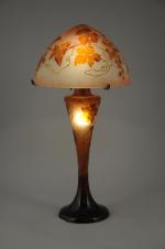 Émile GALLÉ (1886-1947)Importante LAMPE AUX PAMPRES en verre multicouches à...