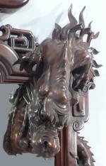 Grand MIROIRen bois exotique sculpté. Décor d'un dragon en haut-relief...
