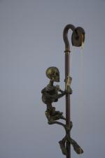 VANITÉ. Squelette en métal doré coulissant sur un pied fixe...