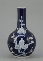 VASE bouteille en porcelaine décorée en bleu sous couverte de...