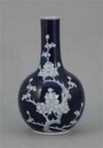 VASE bouteille en porcelaine décorée en bleu sous couverte de...