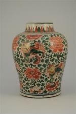 POTICHE en porcelaine décorée en émaux polychromes dit " wucai...