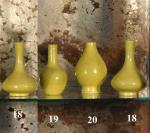 BASE de VASE bouteille en porcelaine émaillée jaune.Chine, époque QIANLONG...