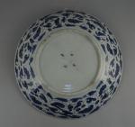 CHINE. Grand PLAT ROND en porcelaine, de forme évasée et...