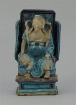 STATUETTE de Guandi assis devant un autel en porcelaine émaillée...