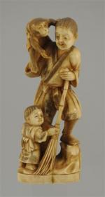 OKIMONO en ivoire sculpté, gravé et patiné représentant  un...