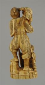 OKIMONO en ivoire sculpté, gravé et patiné représentant  un...