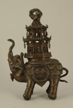 SUJET représentant un éléphant portant un édifice en pagode. Bronze...