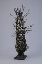 Roger CHOMEAUX, dit CHOMO (1907-1999)Fétiche à clousSculpture en bois brûlé...