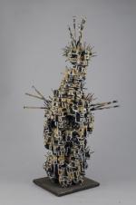 Roger CHOMEAUX, dit CHOMO (1907-1999)Totem à clousSculpture en bois brûlé,...