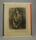 SAURT. Portrait du Général de Gaulle avec envoi : "29/10/45...