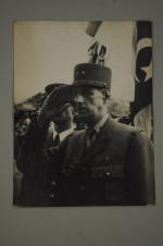 Photographe anonyme. Le Général de Gaulle lors du défilé de...