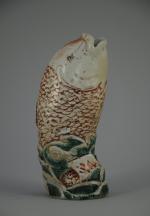 VASE d'applique en porcelaine en forme de carpe.Chine. XXèmeHaut.19,5 cm...