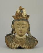 Tête de boddhisatva en platre polychromé, la coiffe ornée d'un...