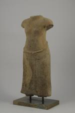 TORSE DE DIVINITÉ en grès sculpté. Art khmère du XIIIe...