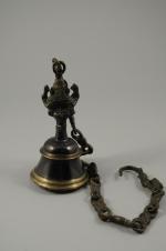 CLOCHE en bronze, prise représentant Ganesh, chaîne se terminant par...