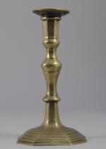 FLAMBEAU en bronze. XVIIIème. Haut. 20 cm (bobèche rapportée)