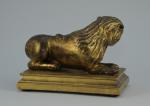 LION couché en bois sculpté et doré. XVIII-XIXème (?)Rapporté sur...