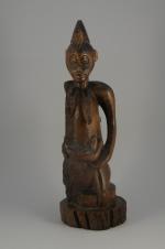 Statue SENOUFO.Côte d'Ivoire.Bois à patine brune cirée.Hauteur: 64 cm.Elle représente...